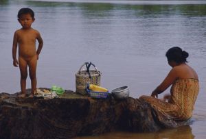 09- Madre y niña en río.jpg